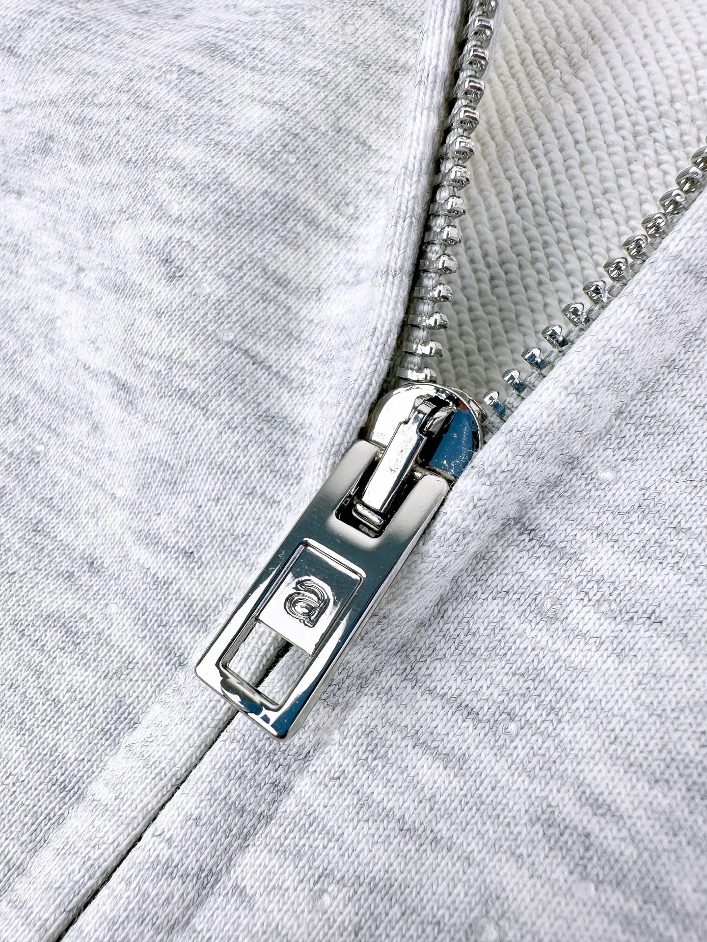AP Alexander Wang ， ， 。 ， ， ， 。 ， ， ， ， 。 ， ， ； ， ， ， 。 ， 。 1. ， Alexander Wang ， 、 。 2 ， ， 。 3. ， ， Retro 。 ： 1:1 AW 1:1 AW ： Size： S M L ： DD 171